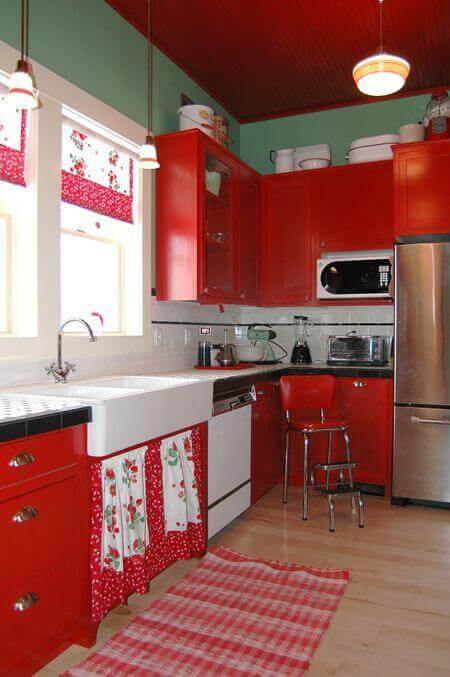 Red and white kitchen designs are very in for some years now, either people want a vintage look or a very clean contemporary one. For more kitchen decor go to thekitchenvibe.com
