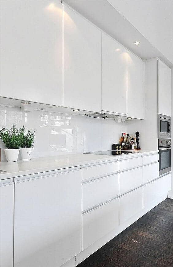 White contemporary kitchen cabinets – Notice that these kinds of kitchens are such a great idea, maybe you will even consider redoing your kitchen according to this clear trend. For more trends like this go to thekitchenvibe.com