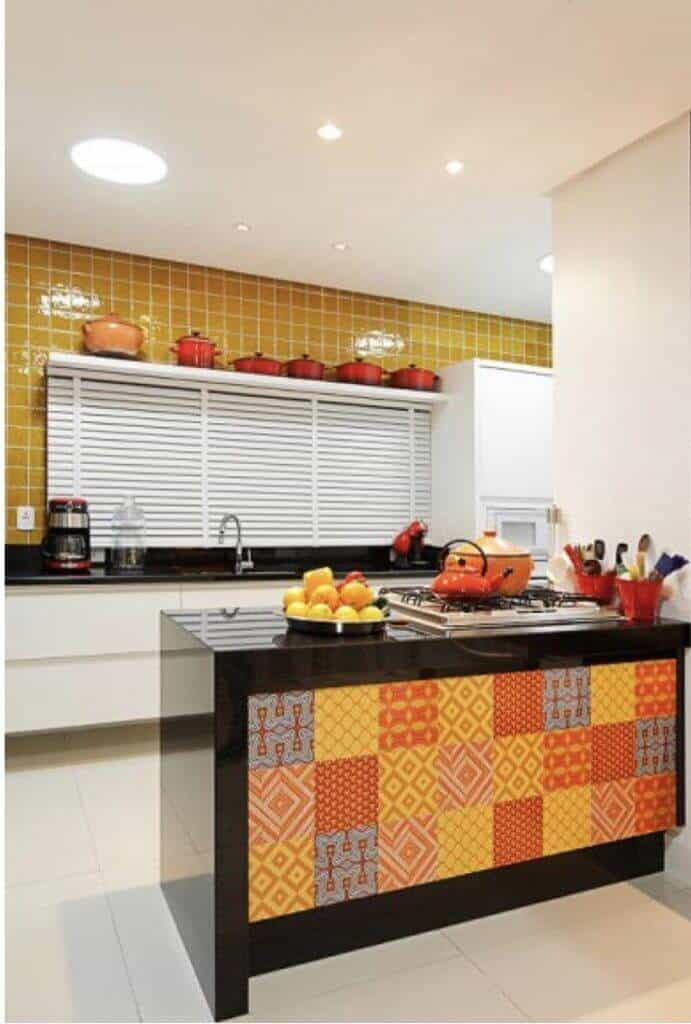 Of course these colourful backsplash ideas pop in your eyes the most when you work with contrasts, meaning perhaps an all-white kitchen with a vibrant backsplash or a kitchen with dark cabinets with a vibrant backsplash to give that extra wow touch to your new or redone kitchen.